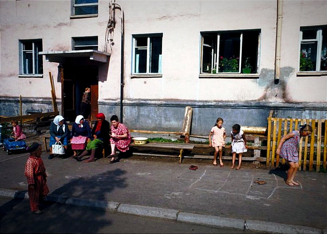 Именно так должен был выглядеть двор в маленьком рабочем посёлке. Фото для иллюстрации с Twitter, обработано автором
