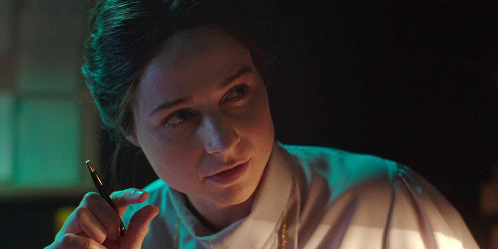 Героине фильма  «Цензор» (2021) приходится посмотреть немало страшных сцен