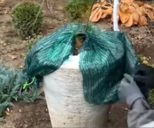 Полиэтиленовая армированная плёнка хорошо защитит от дождя и снега. Фото из открытого источника в интернете