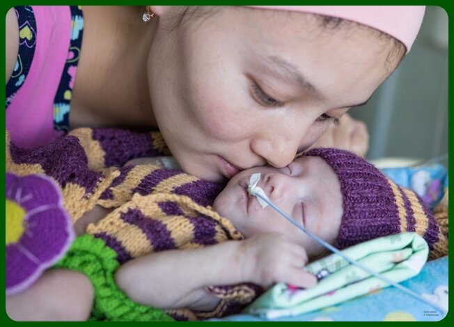 клуб 28 петелек ежедневно спасает жизни маленьких человечков