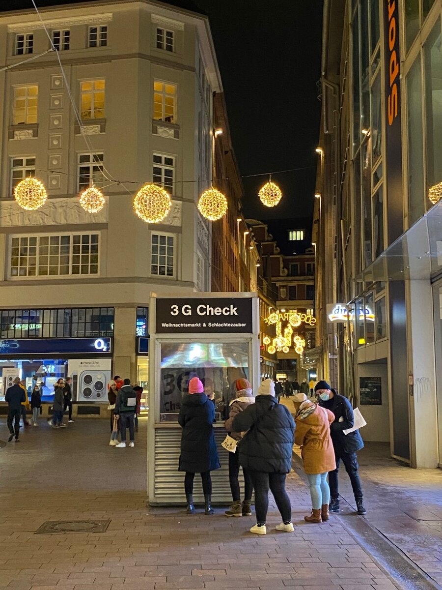 Киоск в Бремене, в котором выдаются браслеты после проверки "3 G"- или сертификат о том, что выздоровел, или код с вакцинацией, или тест.