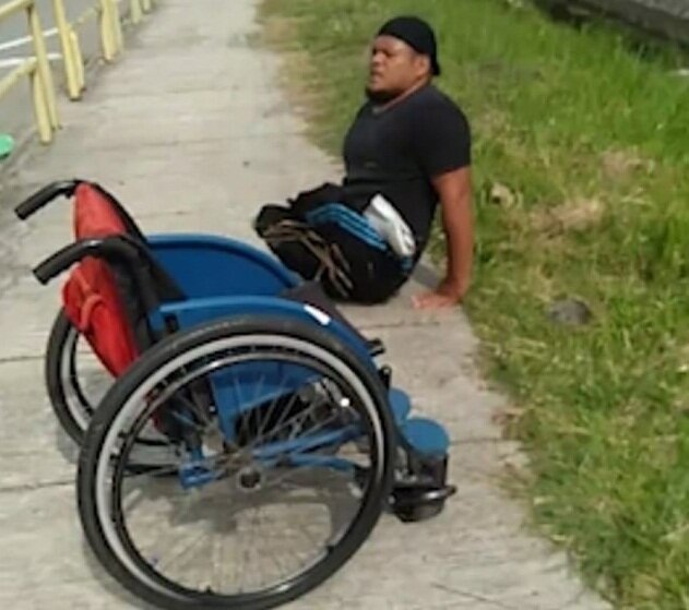 Герой статьи. источник фото: https://www.portaldoanimal.org/homem-com-deficiencia-sai-de-sua-cadeira-de-rodas-e-se-arrasta-para-salvar-gatinho/