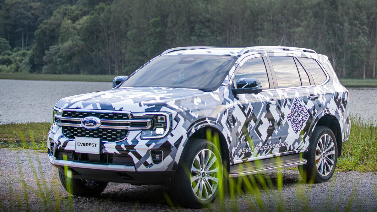 Судя по фото, Ford Everest получит схожее оформление передней части кузова, хотя может обзавестись доработанной головной оптикой. Сам кузов при этом после передних стоек окажется полностью новым, с характерным «заломом» задней стойки и развитым свесом. На одном из фото прототип запечатлён рядом с палаточным городком, что может указывать на его «приключенческий» имидж.   Как и Ranger, Ford Everest сохранит рамную конструкцию и задний мост, а моторную гамму для него, вероятнее всего, составят преимущественно из дизельных моторов. В случае с Ranger к списку силовых агрегатов присоединился, к примеру, новый V6 на тяжёлом топливе, хотя учитывая глобальный характер пикапа, его моторная гамма будет отличаться от рынка к рынку. Какими моторами планируется оснащать Everest, пока не уточняется. 📷📷📷📷  Основными конкурентами Ford Everest продолжат оставаться внедорожники наподобие Toyota Fortuner или Isuzu MU-X, в основе которых также лежат платформы пикапов. В свою очередь, Ford Ranger в ближайшем будущем поделится своей базой с ещё одной новинкой — грузовиком Volkswagen Amarok второго поколения.