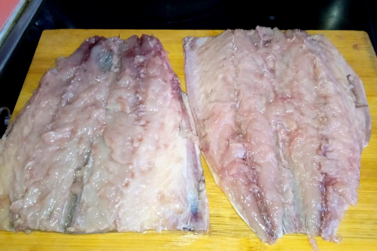 Выпотрошенная рыба на столе.