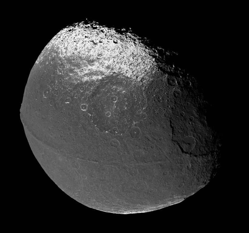Япет и часть его стены. Фото NASA (Cassini probe), Matt McIrvin (image mosaic), Public domain, via Wikimedia Commons