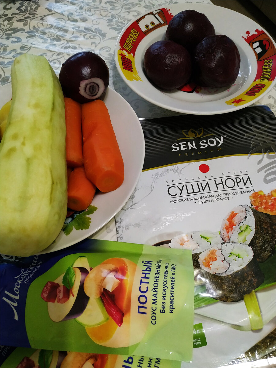 Баклажан, отварная морковь, картофель и свекла, красный лук, постный майонез, соевый соус и водоросли нори