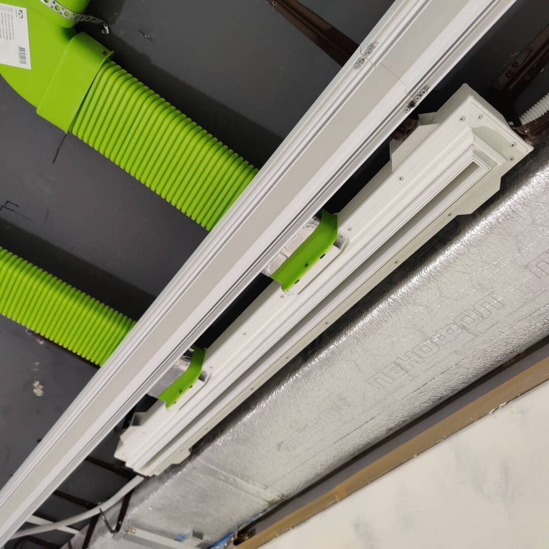 Подключение воздуховодов 60х130 к трековым диффузорам расположенным под потолком. Врезка осуществляется через муфту металлического коллектора Blizzard L1 60x130