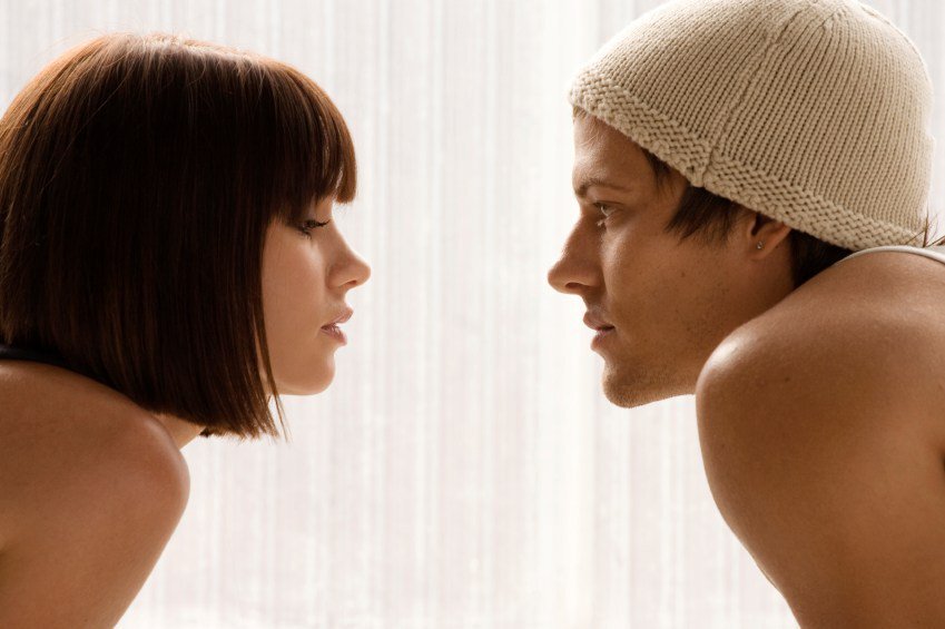 Зрительный контакт (обрати внимание на ее взгляд)