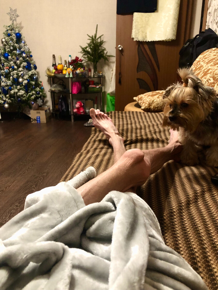 А ну и вот халат видно и елочку у родителей)