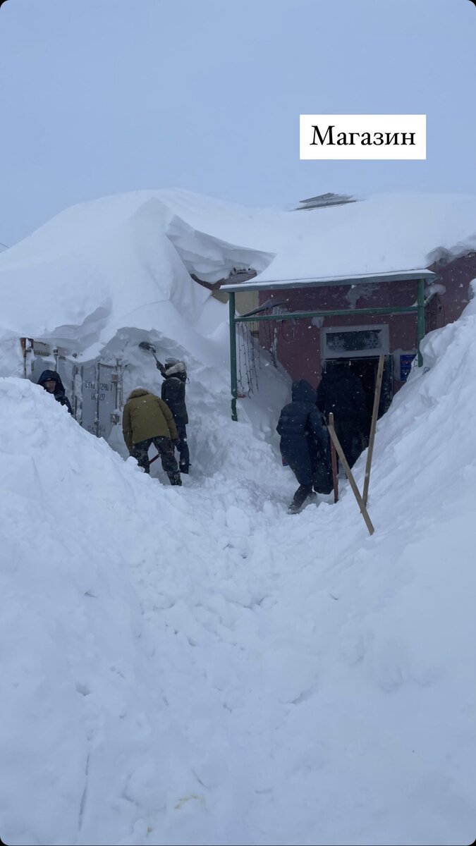 С самого утра рабочие откапывают магазин