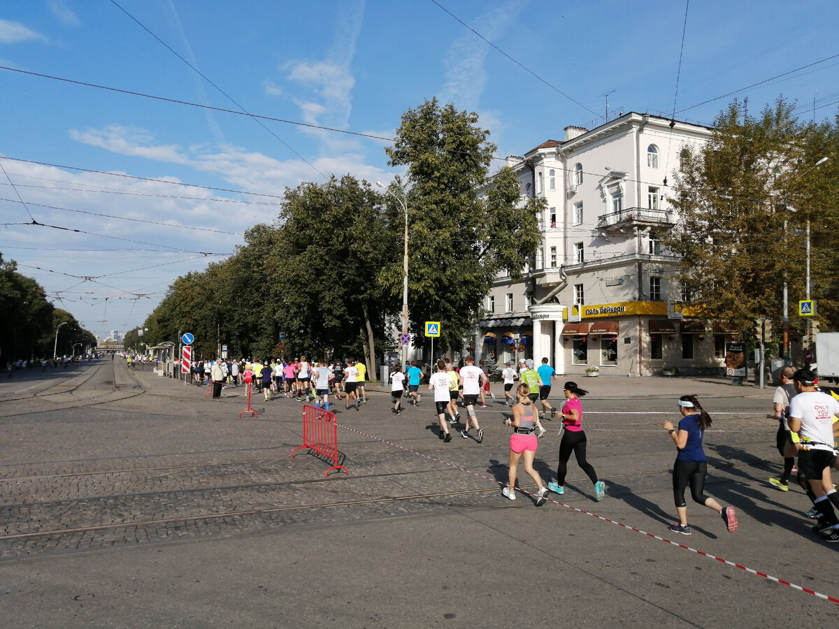 Постепенно толпа рассеивается