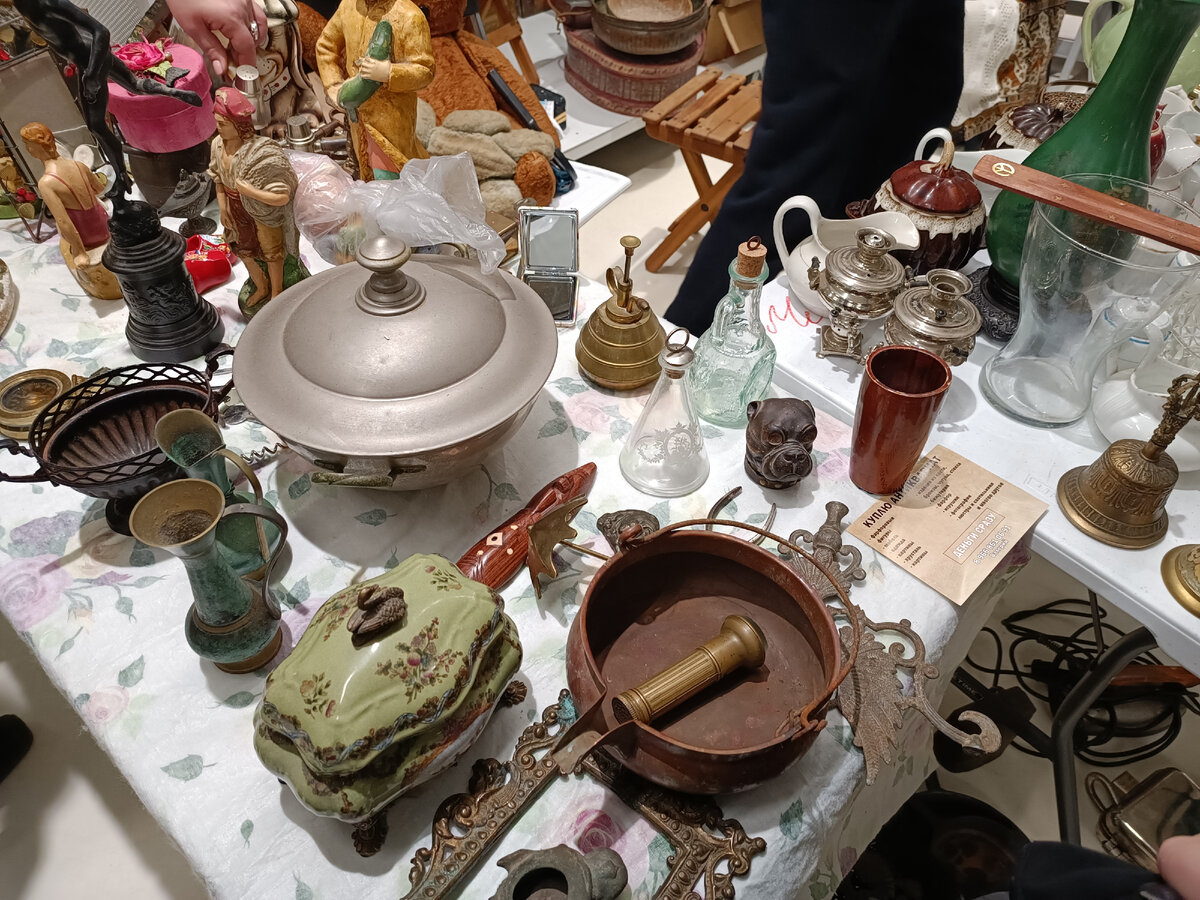 Современная бутылочка для масла соседствует с винтажной 