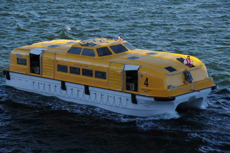 спасательная шлюпка CRW55, вместимость 370 человек. фот из открытых источников.