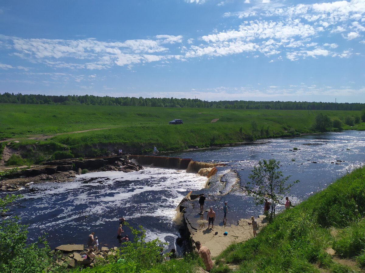 Да, вид на мужчин в купальниках. А что поделать? Место популярное