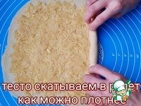     После тесто делим на 2 равных частей и раскатываем в тонкий пласт примерно толщиной 4 мм. Далее раскатанный пласт смазываем белком и выкладываем на него равномерно половина начинки. Затем тесто скатываем в рулет как можно плотнее. Рулет делим на кусочки примерно по 4 см. Выкладываем на противень застеленый пергаментом и смазываем печенья желтком смешанным с 1 ст. л молока. Отправляем в заранее разогретую духовку и выпекаем при 180 градусах 20 - 25 минут. Со второй половины тесто и оставшийся начинкой делаем все тоже самое.