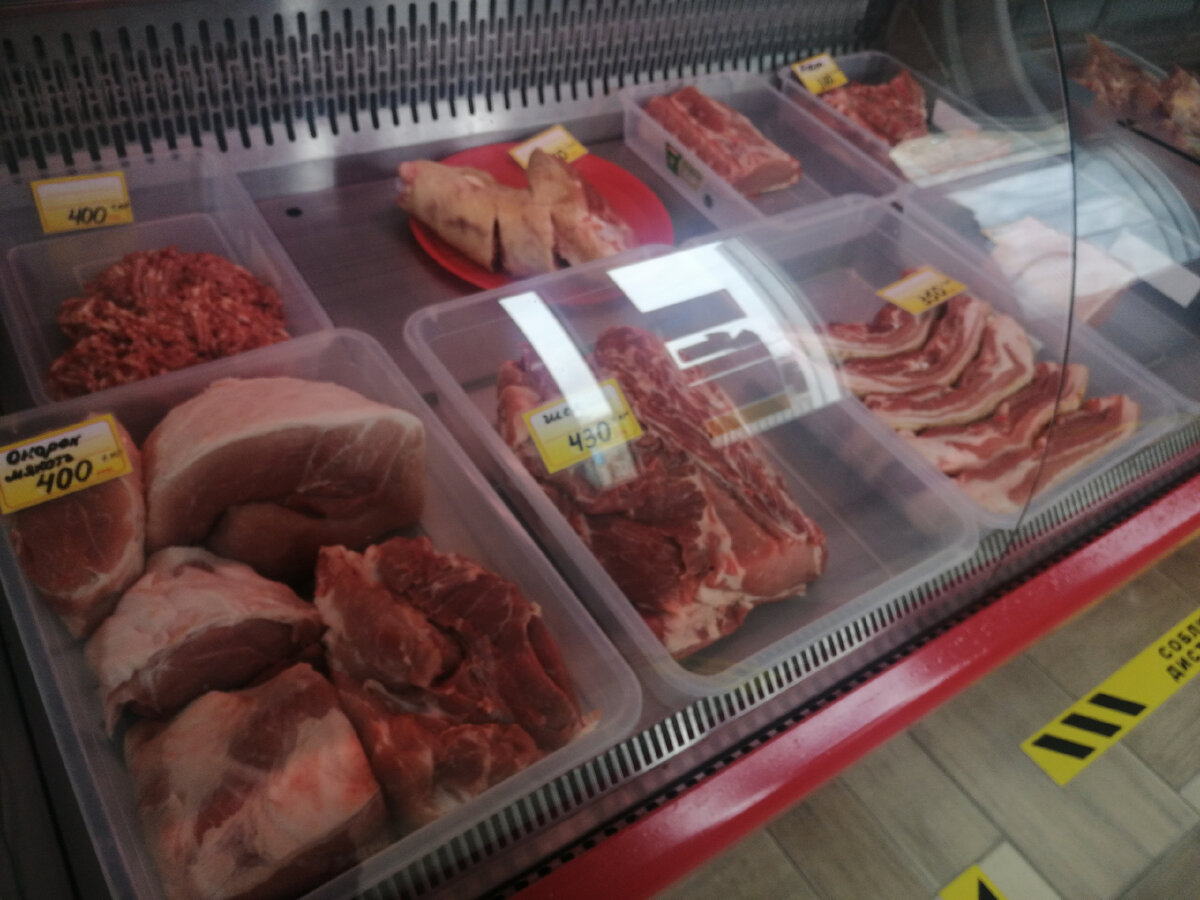 Цены на мясо в магазинчике в Межводном в начале марта. мясо можно найти дешевле на рынке, но тут очень вкусное и свежее всегда.