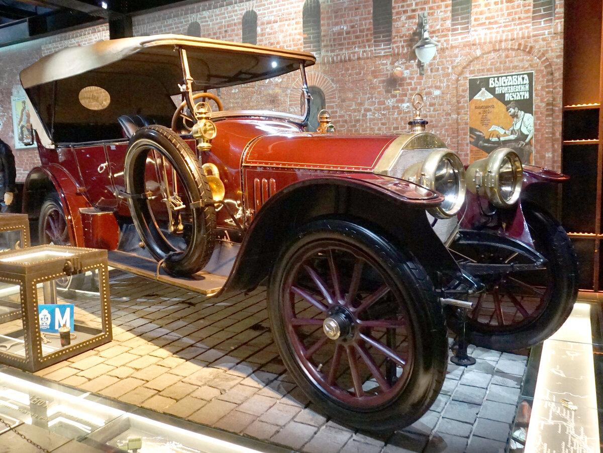Mercedes 45 PS 1906 года выпуска, тоже куплен для гаража Его Императорского Величества. Примечательно, что с началом Первой мировой, царь на немецком автомобиле не ездил.