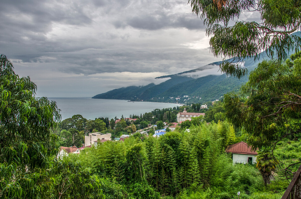 маленький домик справа - возможно, домик для охраны 