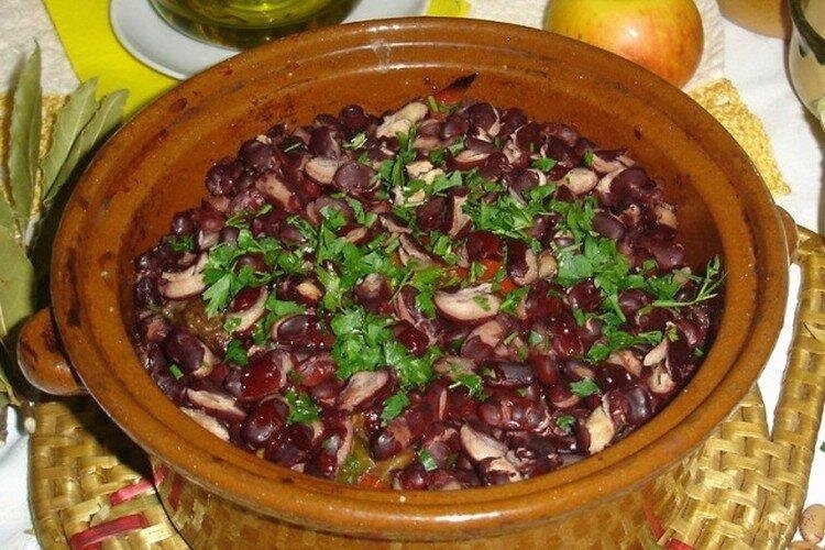 Оригинальное и вкусное блюдо из печени индейки с овощами и фасолью