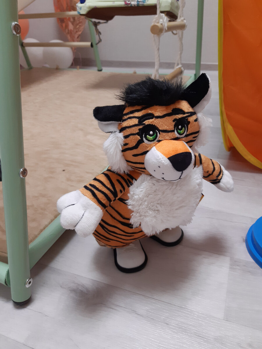 У Анюшки новая игрушка. 