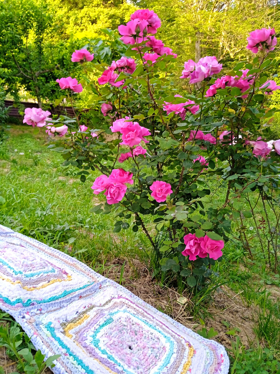 Цвет нитей подбирала нежных оттенков. Резала нить больше недели. 