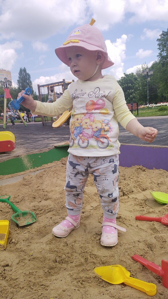 Полине 1 год и 5 месяцев.