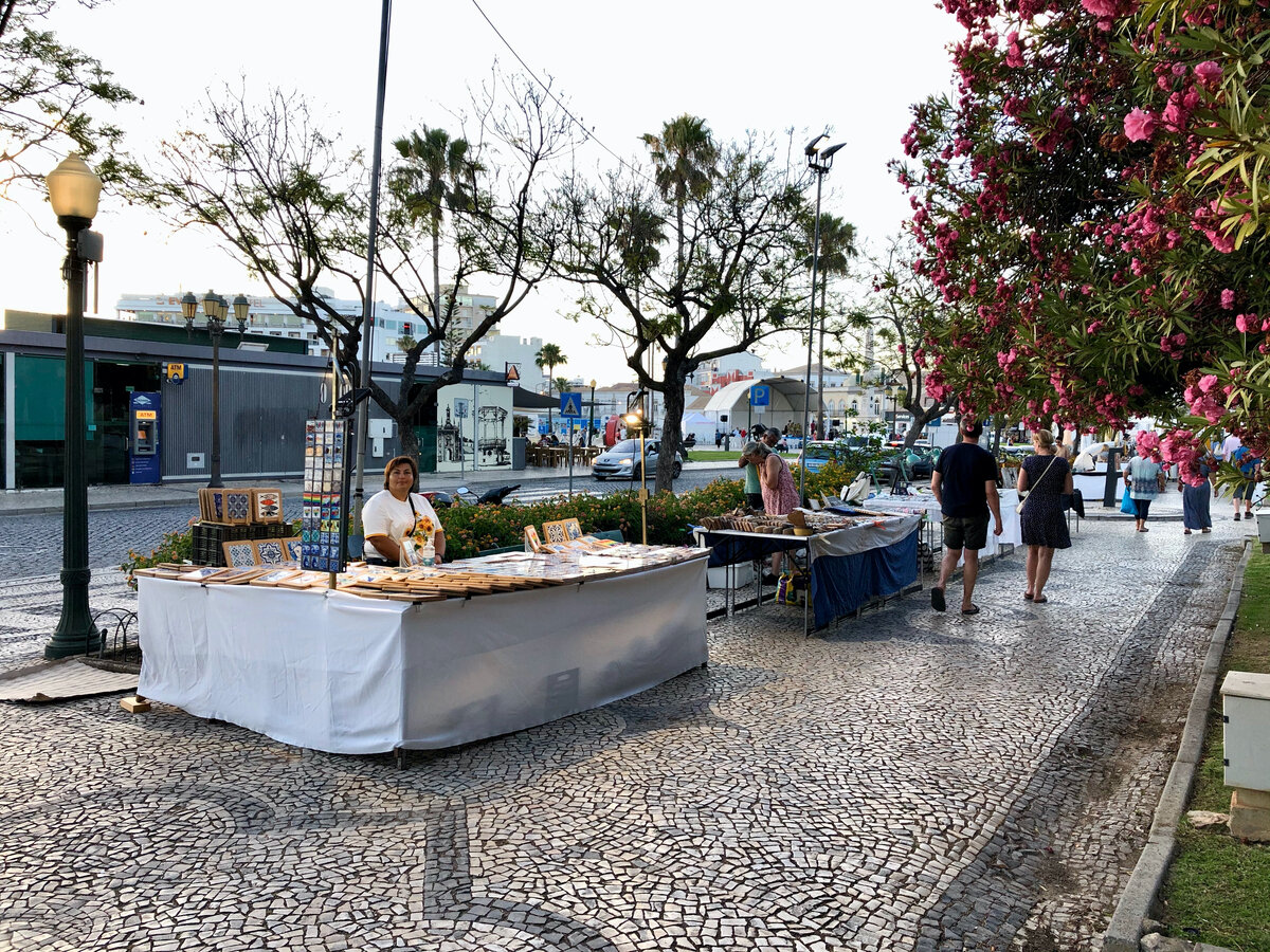 Ярмарка, наш прилавок, начало рабочего дня