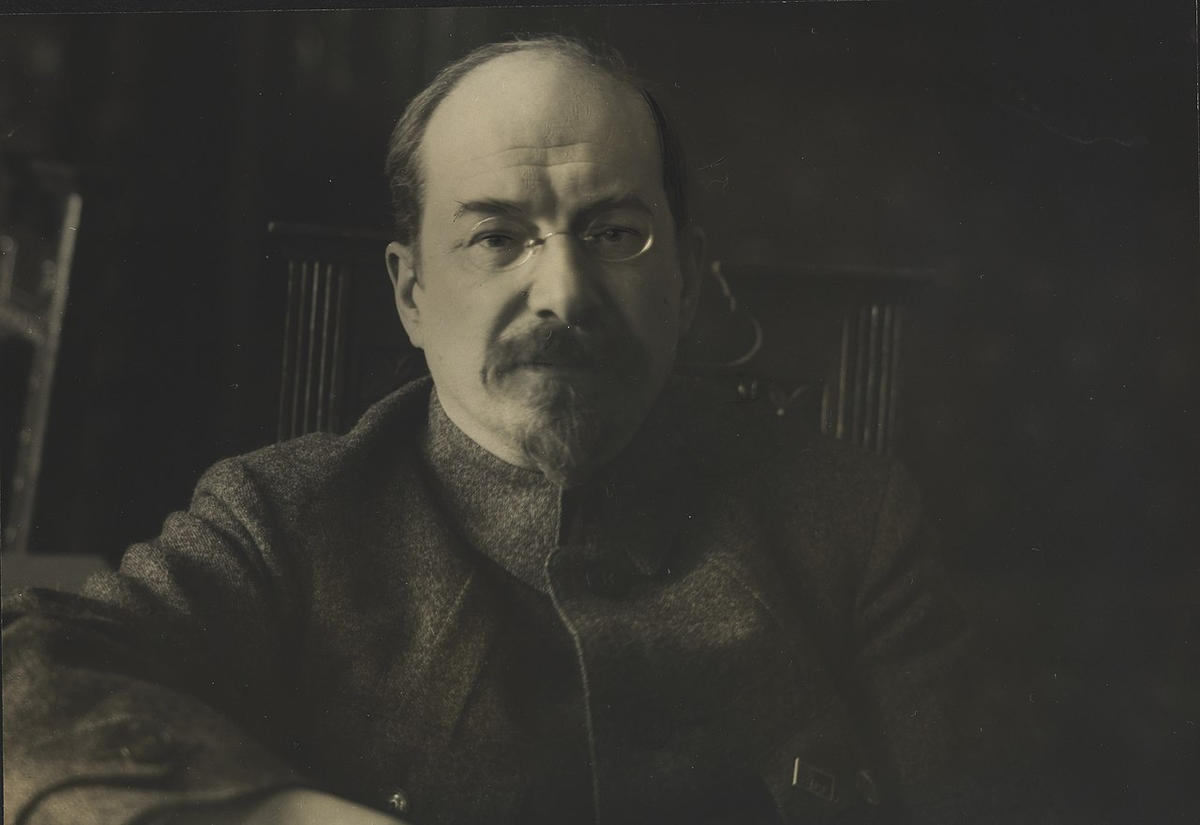 А. В. Луначарский в своём рабочем кабинете.