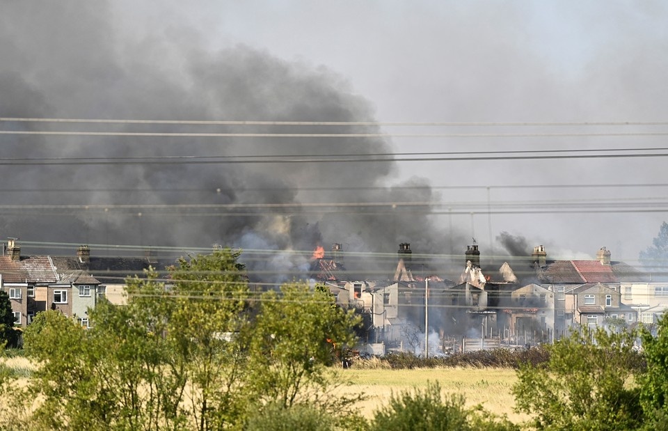     Пожар в жилых домах в городе Рэйнхэм, Британия.  REUTERS