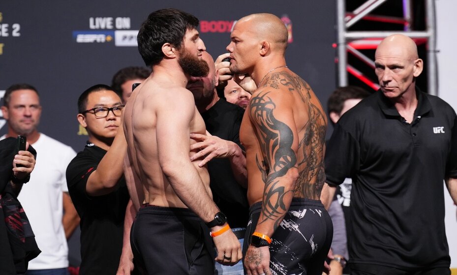   Магомед Анкалаев нокаутировал Энтони Смита. Фото: UFC Russia