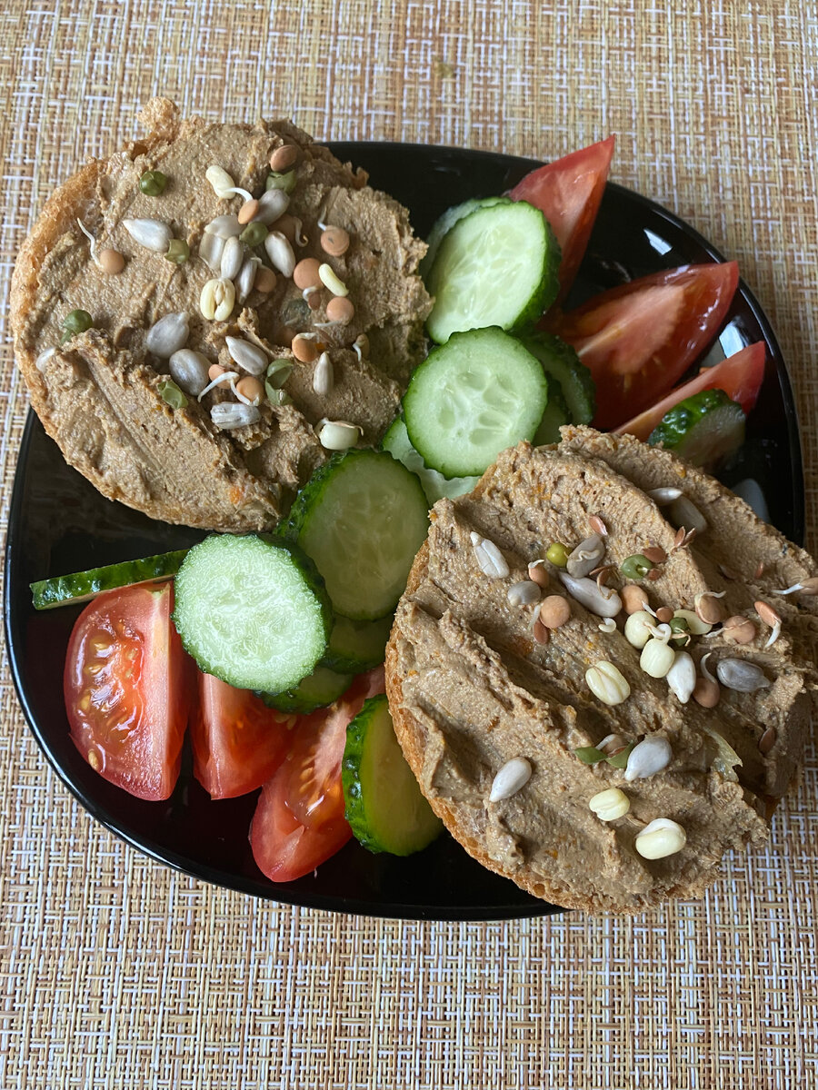 Быстрый вариант завтрака по правилу Метаболической Тарелки - зерновая булочка, паштет из куриной печени, овощи.