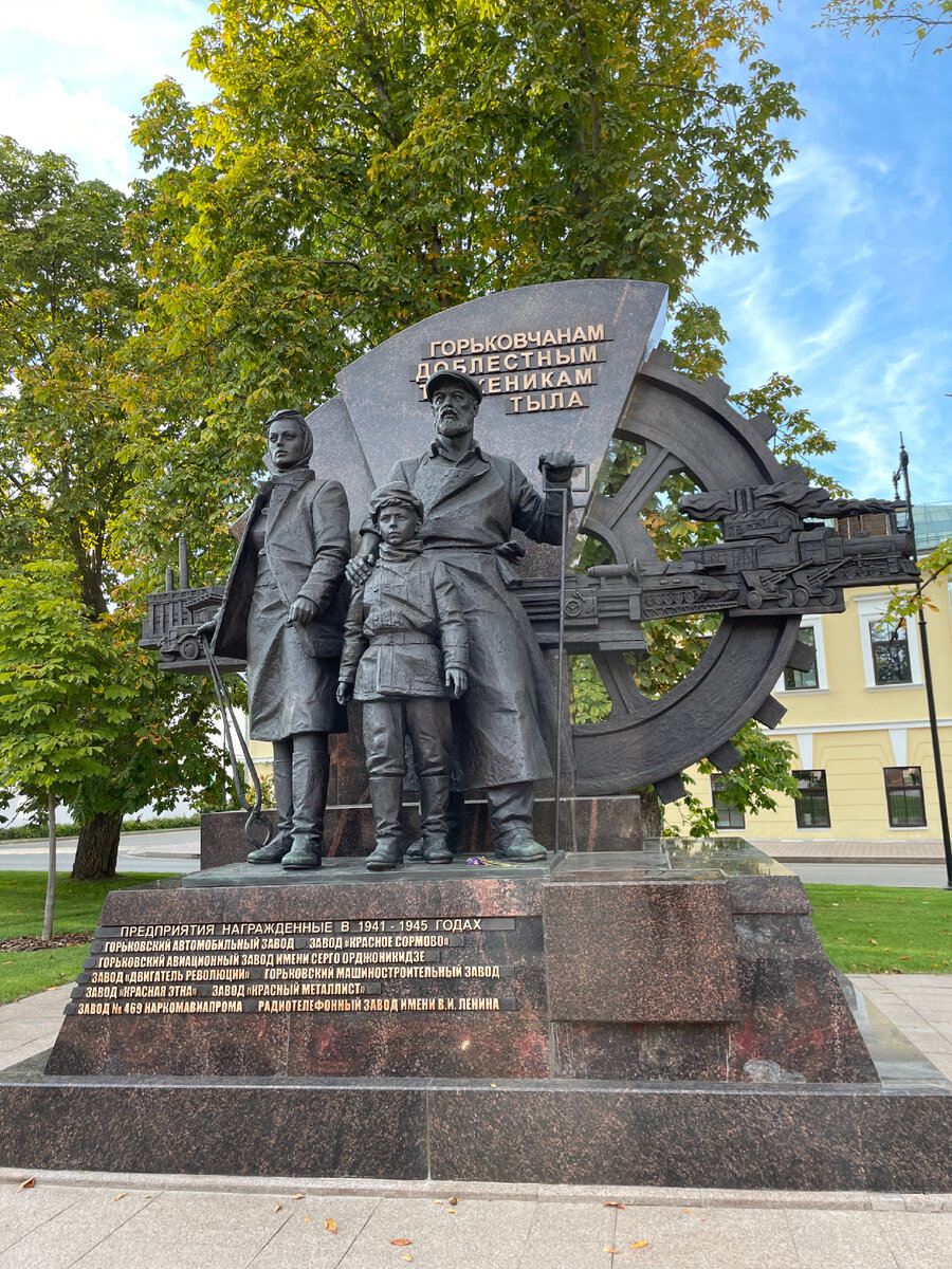 Хорошая композиция у памятника. И фигуры, и символический пласт удались. 