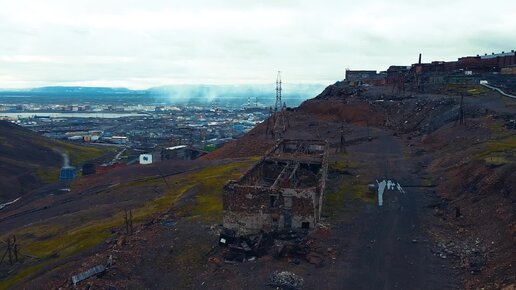 Заброшенное здание рудника на горе Рудной в Норильске