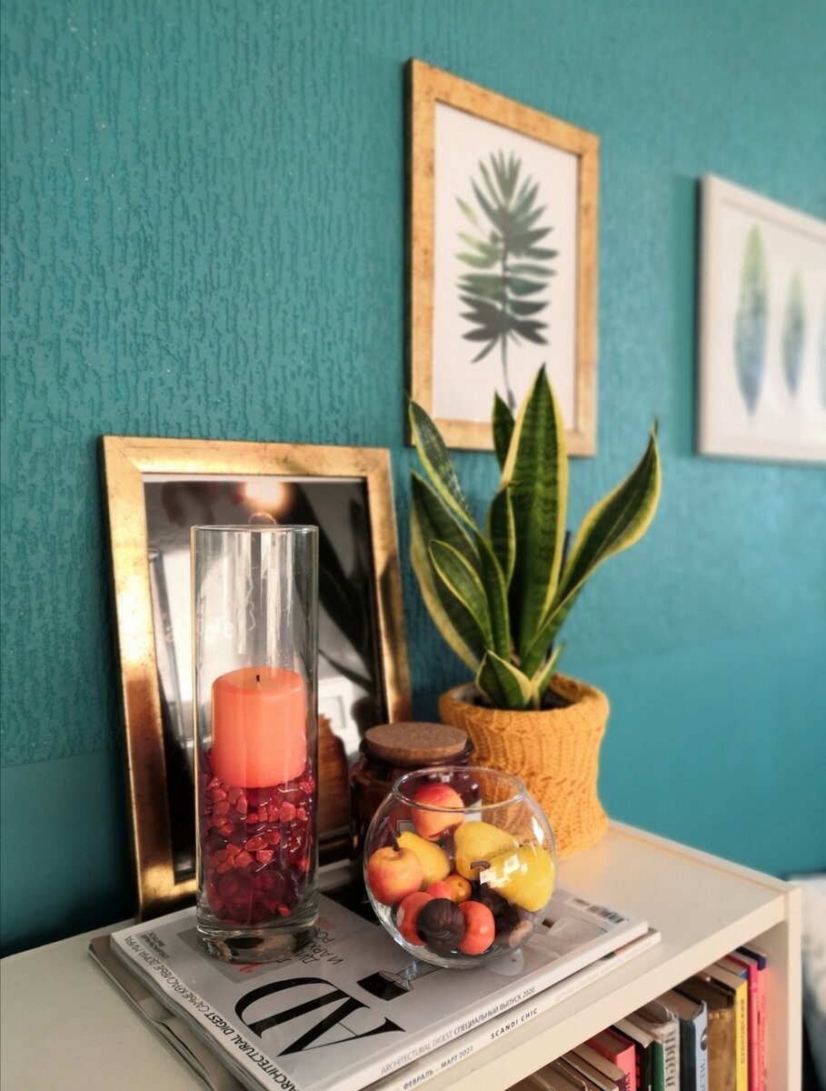 Здесь видно, что в рамках ещё летние постеры. 