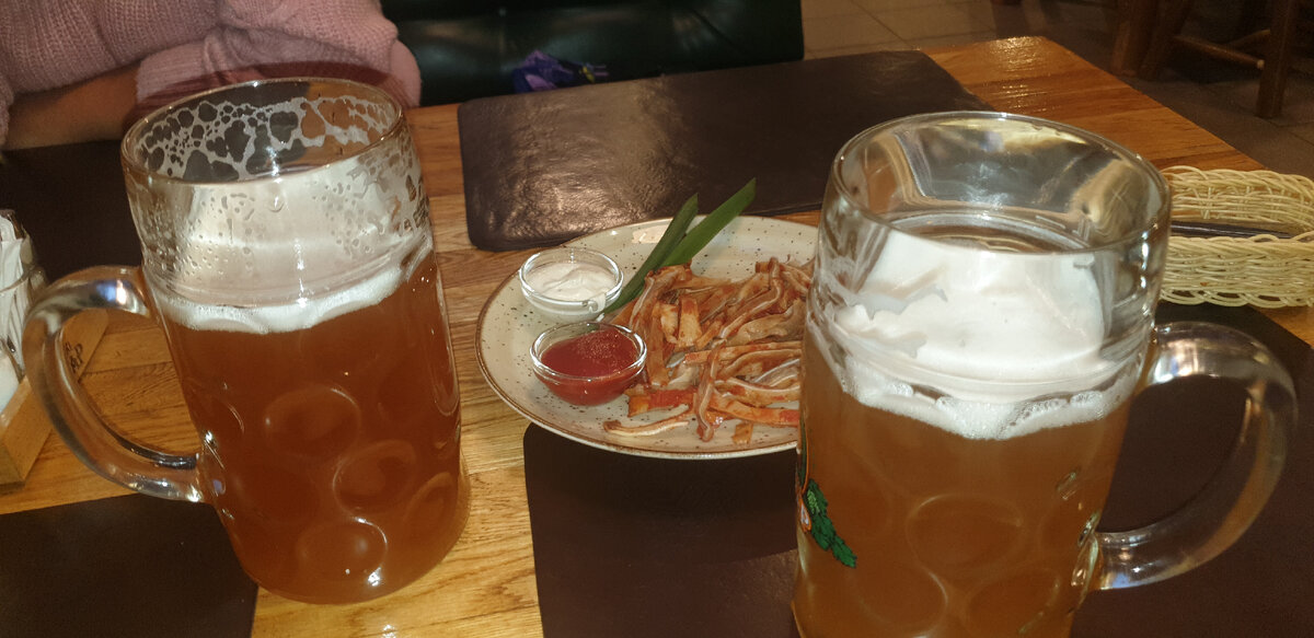 Светлое пиво и свиные уши - любимая закуска