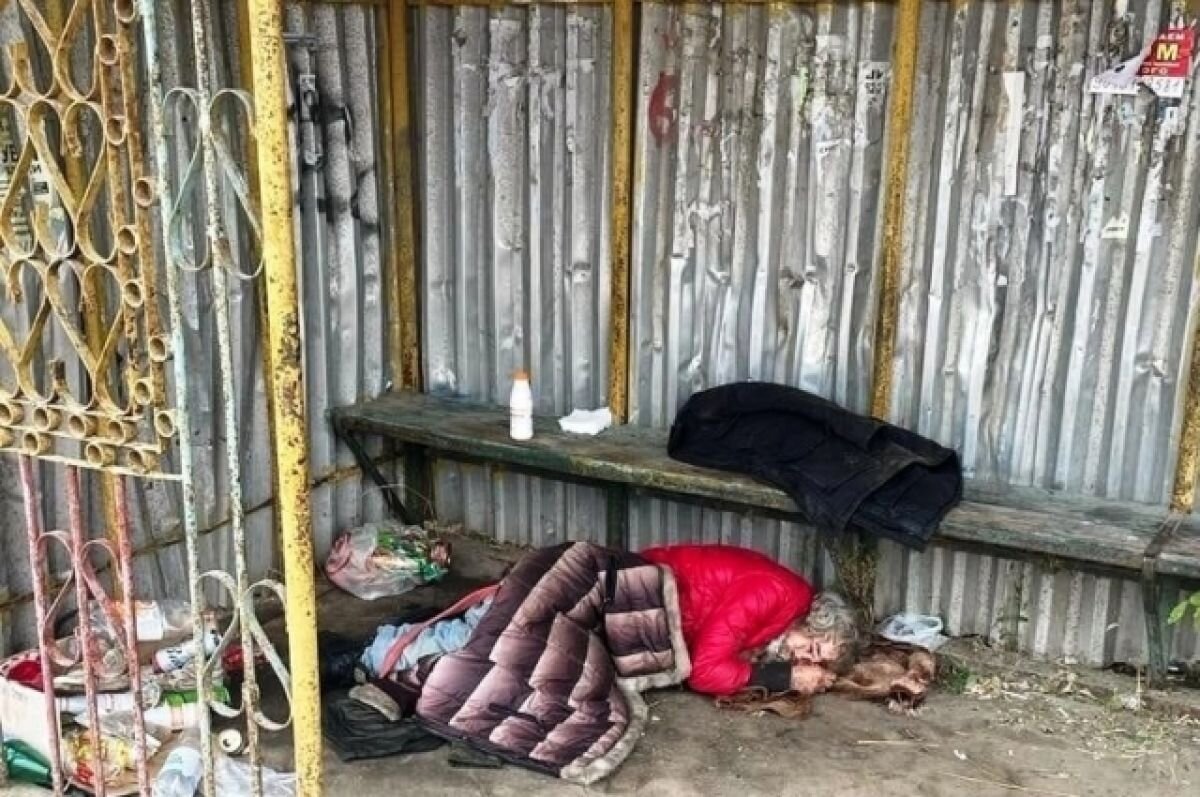    Стали известны подробности о мужчине, который живет на остановке в Конаково