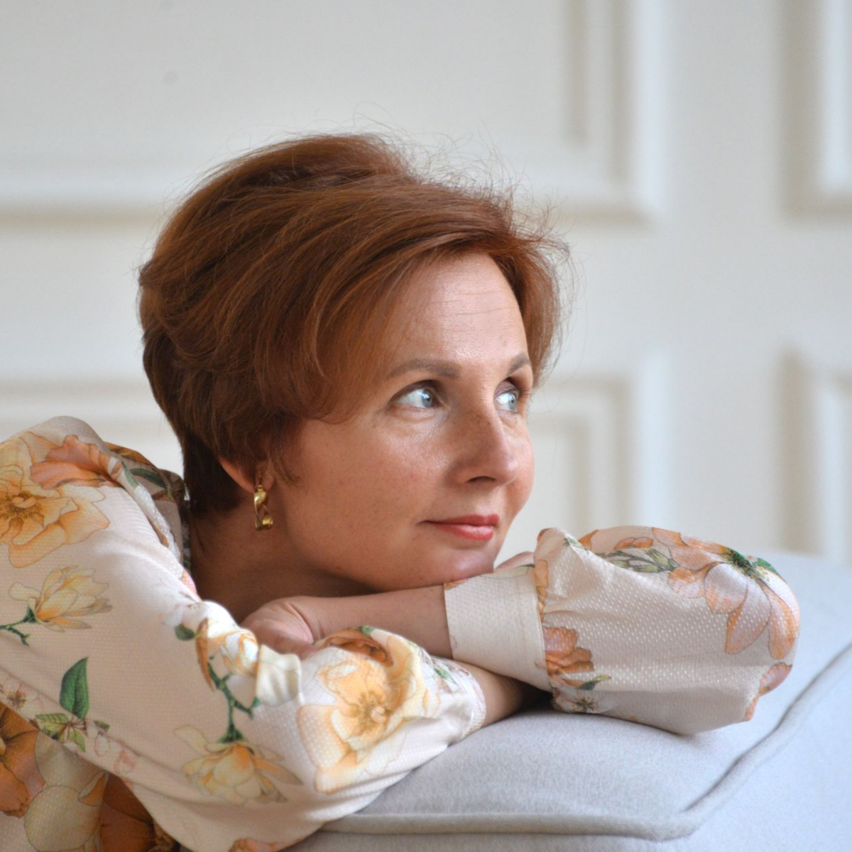 Меня зовут Вера Попиченко. Я парикмахер-стилист из Екатеринбурга. Помогаю выбрать удобные окрашивания в рамках цветотипа.