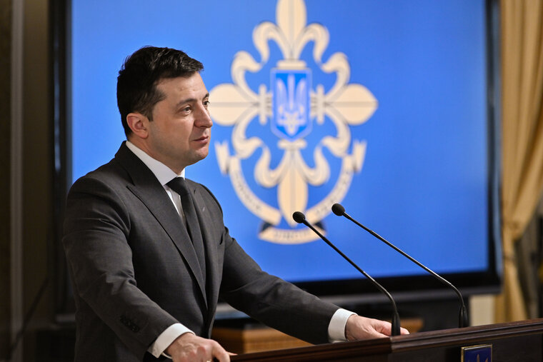    На Украине есть группы, которые желают снести режим Владимира Зеленского, заявил Илья Кива