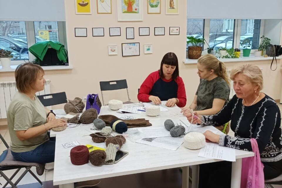     На мастер-классы по вязанию может прийти любой желающий  из личного архива героя(ев) публикации