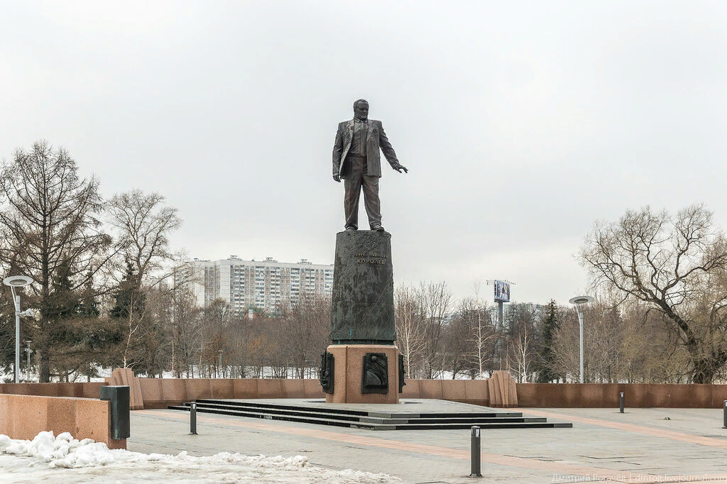 Памятник напротив. Памятник Сергей королёв на аллее Космонавтов. Аллея Раменское Космонавтов. Памятник напротив Родины в Уфе. Аллея Космонавтов в Сертолово