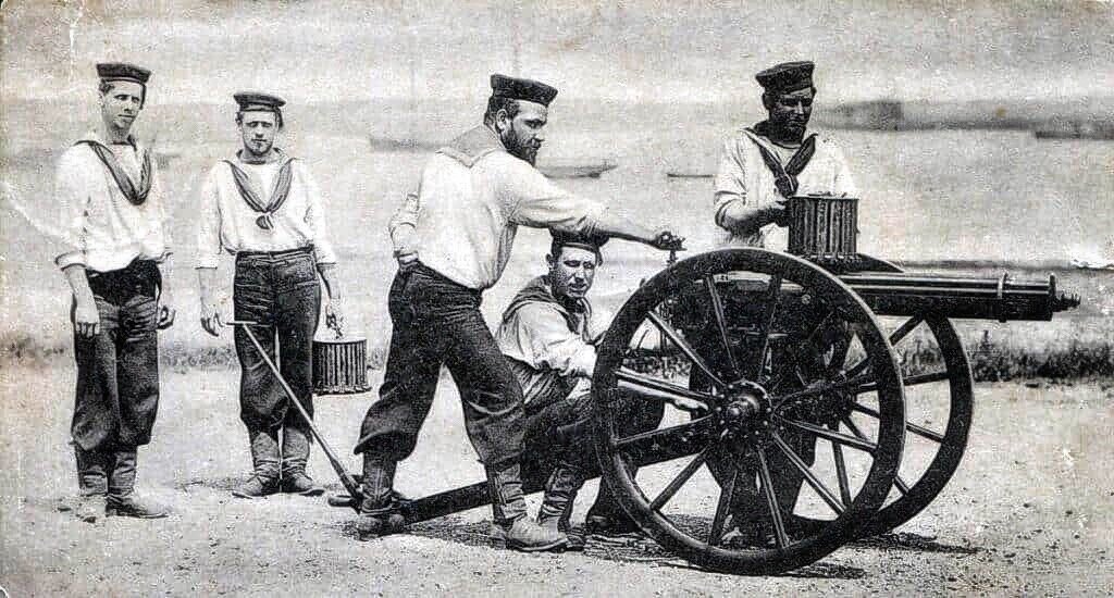 картечница Гатлинга: мы видим присевшего воина, это наводчик. самый крепкий стоит и держит ручку - это стрелок. чем быстрей вертит тем быстрей стреляет. у других 2-х  бойцов мы видим жестянки (коробки) на 24 патрона. патроны подавались самоходом внутрь. ну а крайний левый бездельник :)