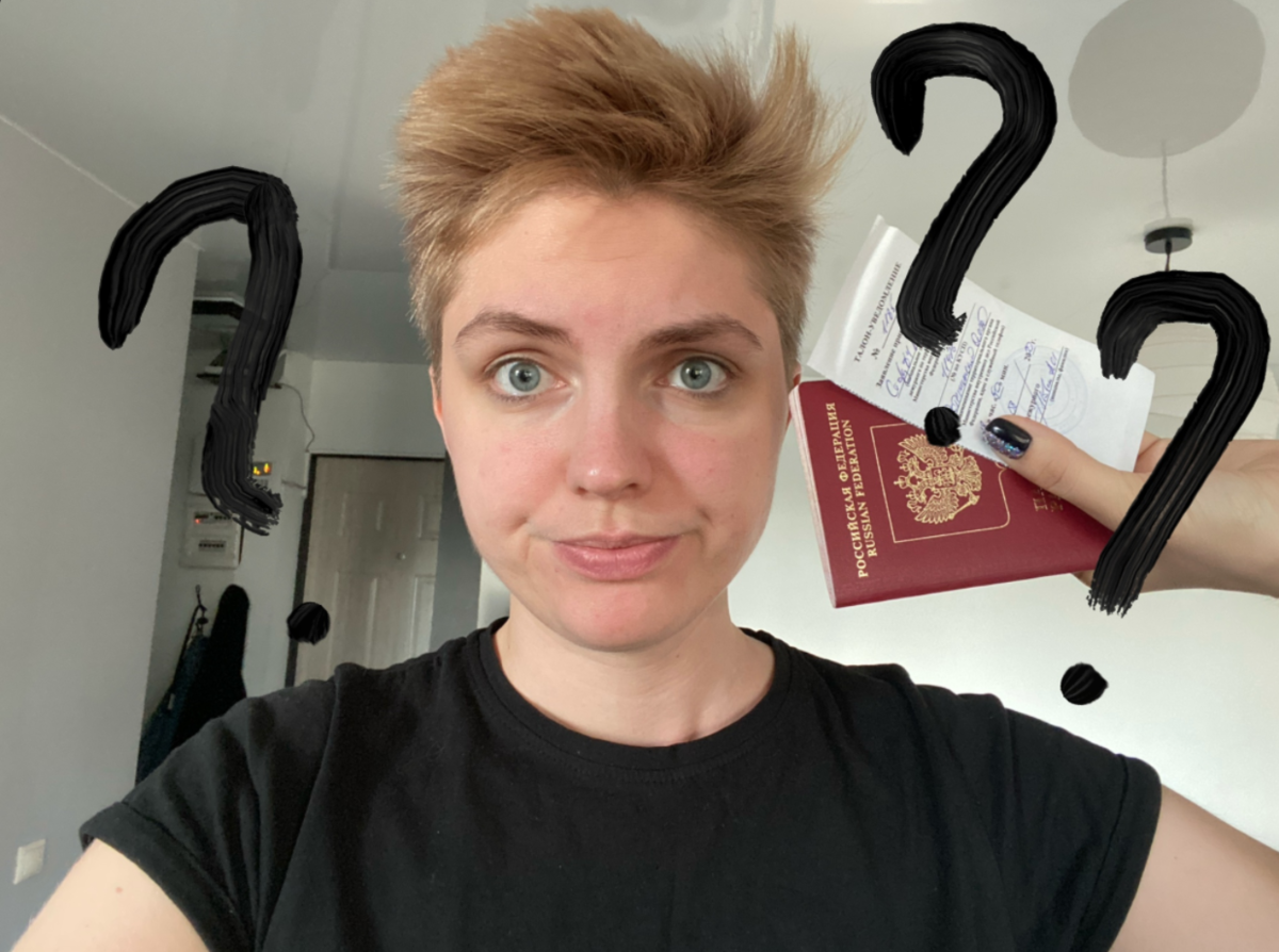 Это я, авторка канала Дарья Васильева, в руках загран, который ношу вместо паспорта, и талон, что заявление в полиции приняли.