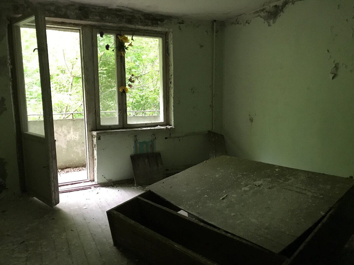 Как выглядят заброшенные квартиры в Припяти сегодня. Здесь никто не живет?