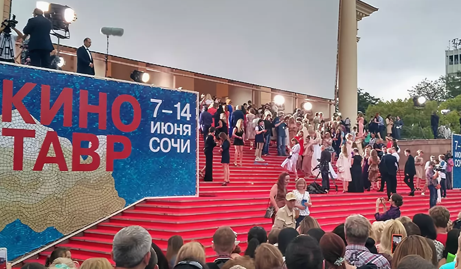 концерт на море. где проходит фестиваль в сочи. кинфестиваль «кинотавр» в сочи. фестиваль кинотавр в сочи. фестиваль в сочи.
