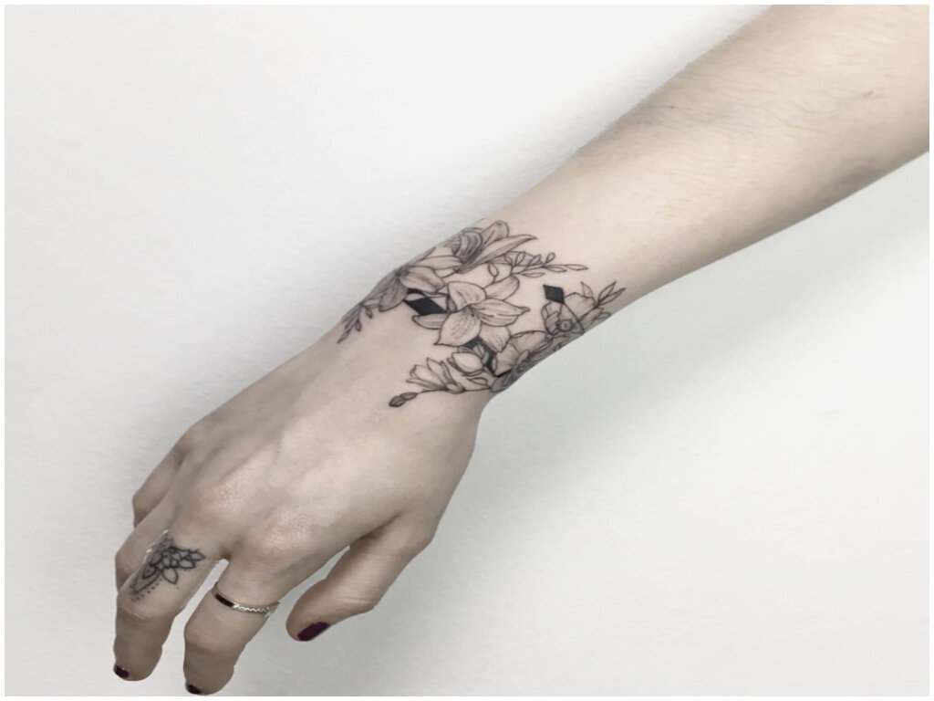 Мужские тату браслеты на руке - фото, эскизы, значения татуировок