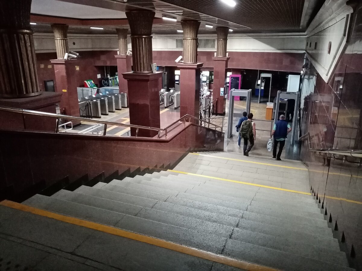 Спускаемся на станцию.