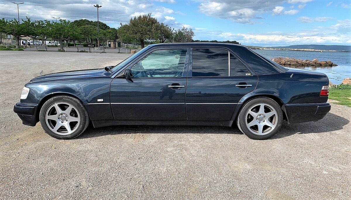 Мерседес Бенц w 124 вид кузова сбоку На оригинальных дисках.  moly-shop.ru