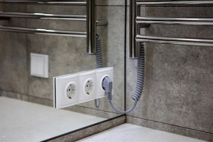 Розетка с подключенным электрическим полотенцесушилом