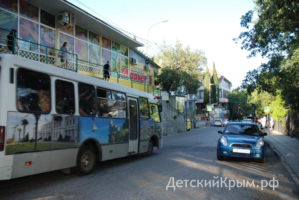 Вот такие южнобережные дороги. Здесь достаточно широко.