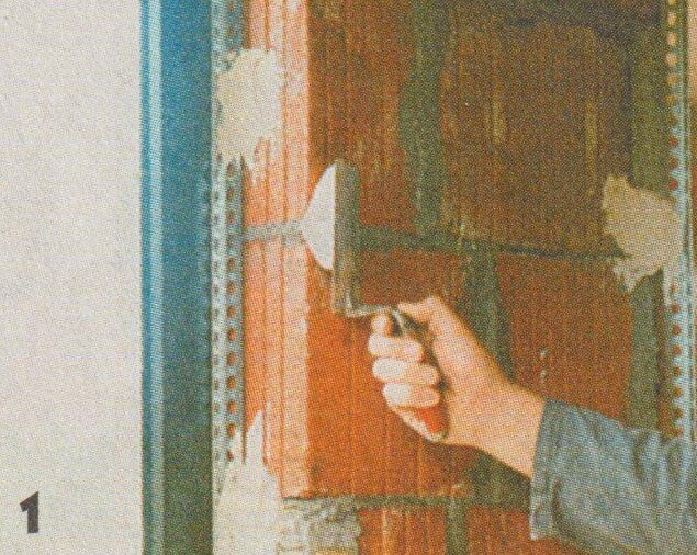 Оштукатуривание оконного откоса. Прикрепив на растворе "маяк" вблизи внутреннего угла около рамы, "лепешками" наносят раствор для крепления "маяка" на наружном углу.